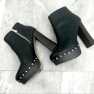 Report - Black platform ankle boots